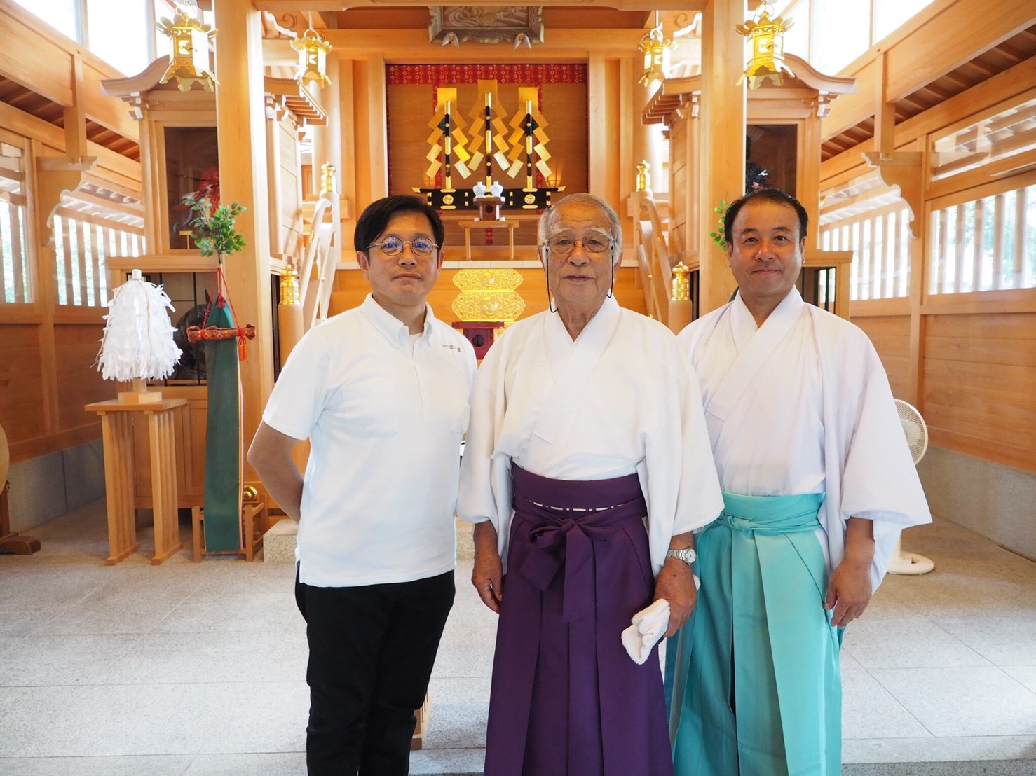 稲本高士さん……大井神社宮司（写真中央） 稲本高続さん……大井神社権禰宜（写真右） 横川総一郎……匠弘堂 代表取締役