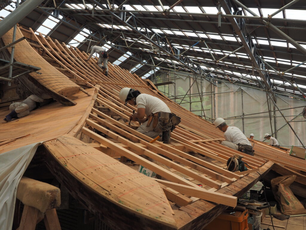 高山寺金堂（2019年）屋根修理工事中の写真