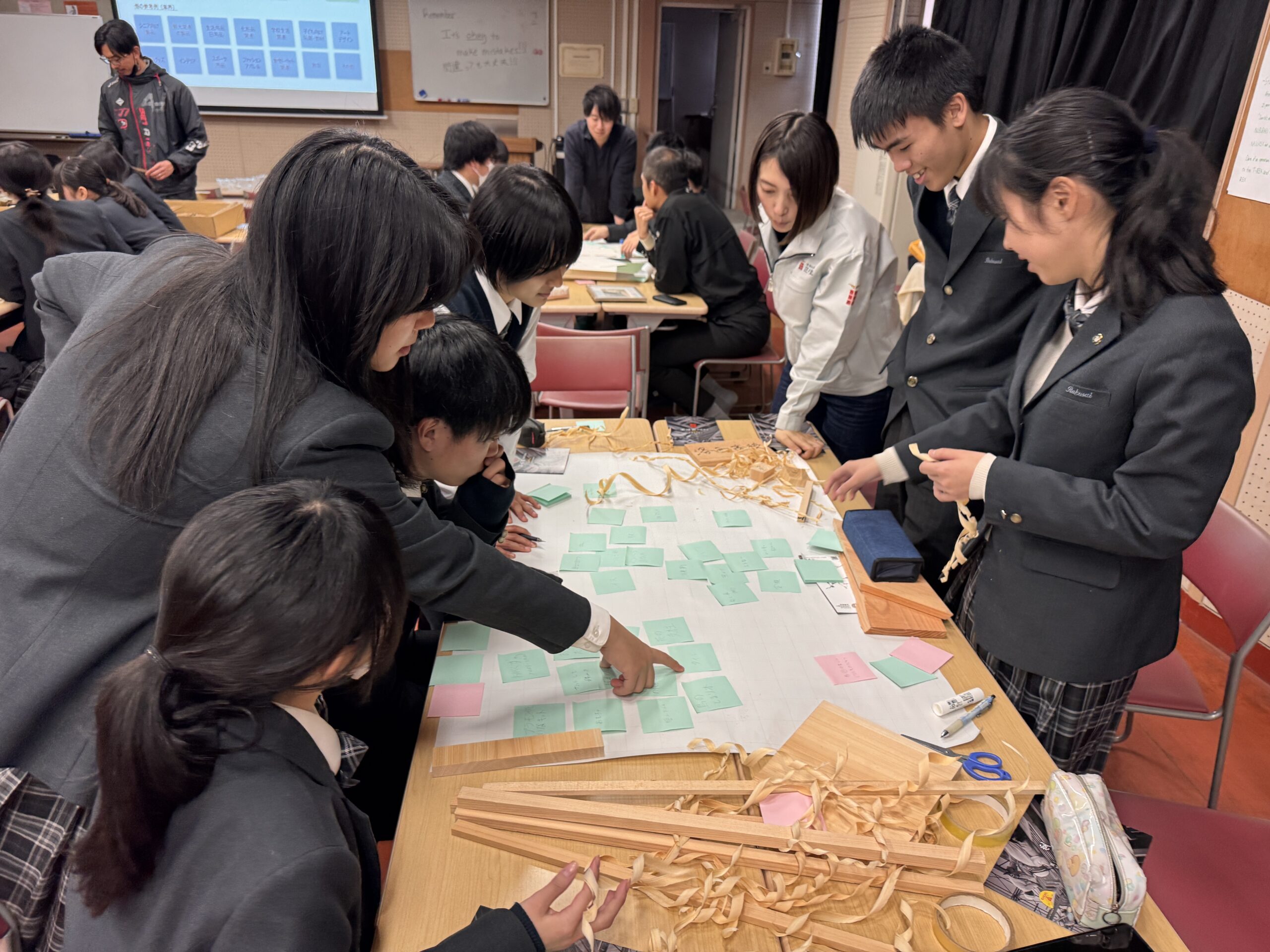 『京都府立洛西高等学校』で行われた端材ワークショップに、匠弘堂代表の横川と、富沢が参加させていただきました。