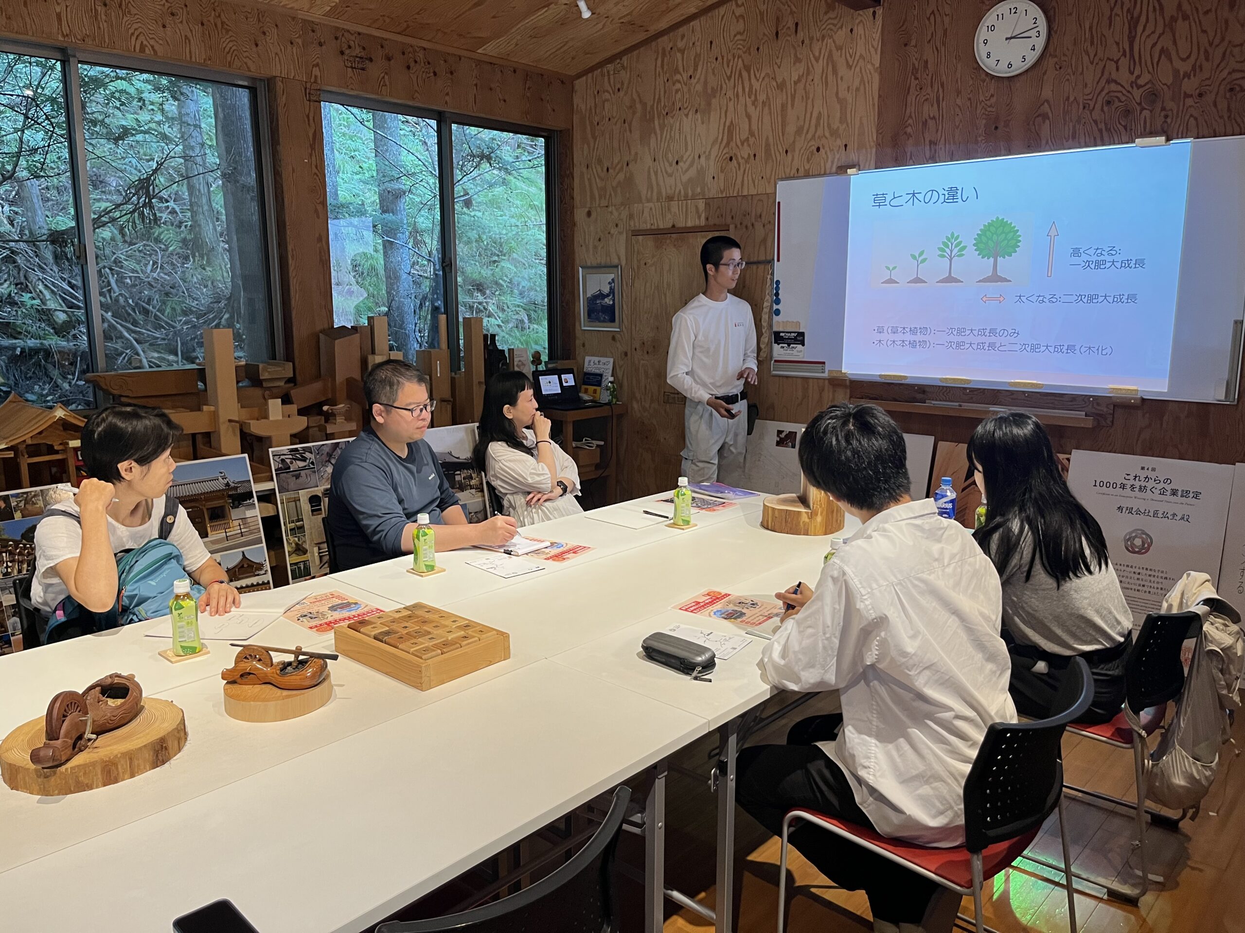 『京都芸術大学大学院』の学生様が、「木」をテーマにした授業の一環で、匠弘堂にお越しくださいました。講義は、代表の横川と渡部が担当しました。